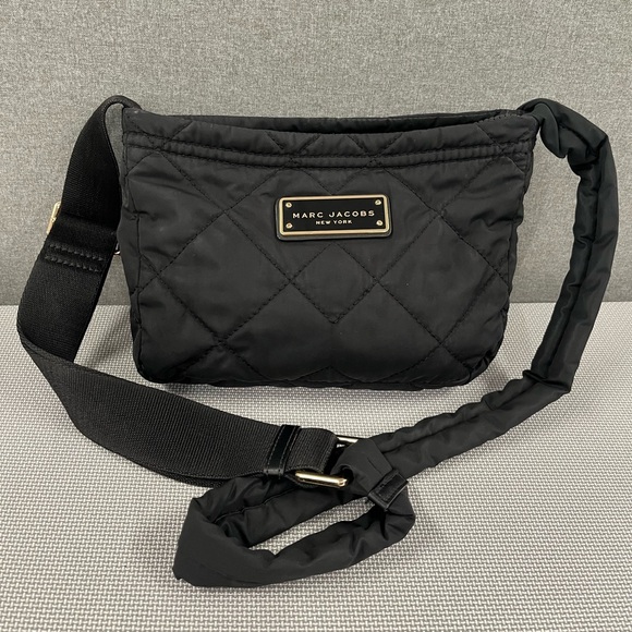 Marc Jacobs quilted purse. Crossbody, w/adjustable strap, internal pocket. Black - Picture 2 of 12
